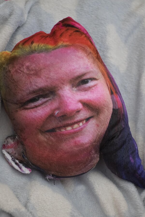 Kača Olivová, Performativní polštář